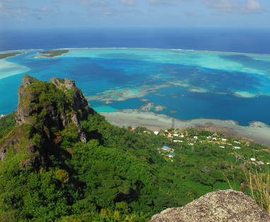 Frans_Polynesie__Maupiti_vanaf_berg
