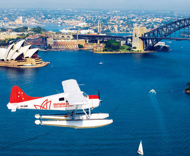 watervliegtuig vliegt over de Sydney Harbour 
