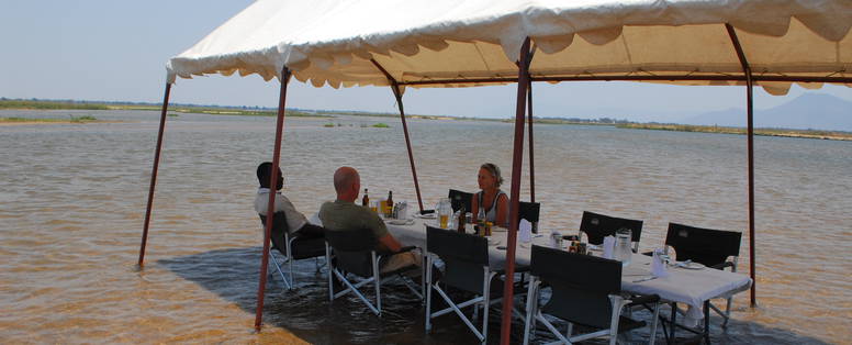 Dineren in de zambezi rivier