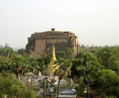 Pa_Htao_Daw_Gyi_(unfinished)_Pagoda_at_Mingun