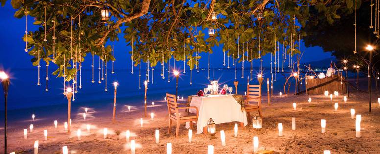 Diner op het strand bij The Sarojin in Thailand