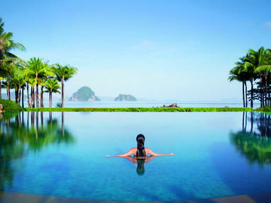 Dame in het infinity zwembad bij Phulay Bay, Krabi, Thailand