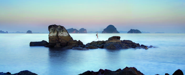 Yoga les op de rots bij Phulay Bay, Krabi, Thailand