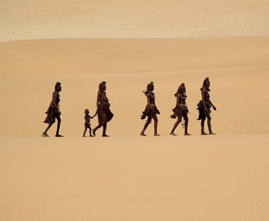 Nomadische stam in woestijn in kaokoland