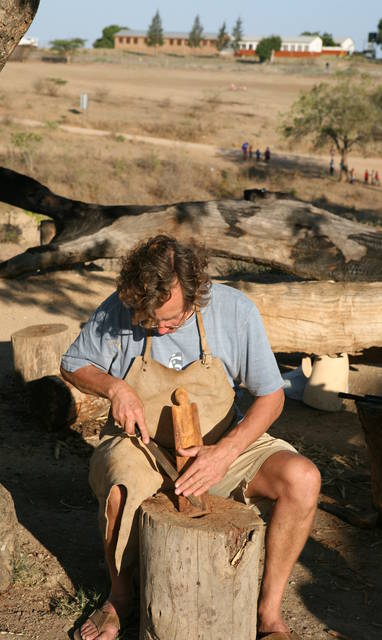 Learn_woodcarving_at_rural_Art_Centre