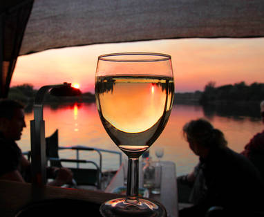 restaurant bij Hakusembe River Lodge in Namibië