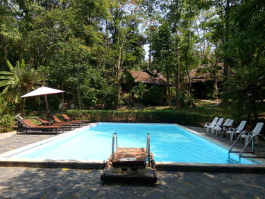 Zwembad bij Fern Resort in Mae Hong Son in Thailand