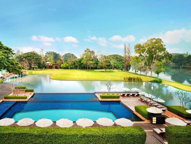 Zwembad bij Le Meridien Chiang Rai in Thailand