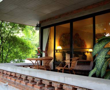 Balkon familie kamer bij Yaang Come Village bij Chiang Mai, Thailand