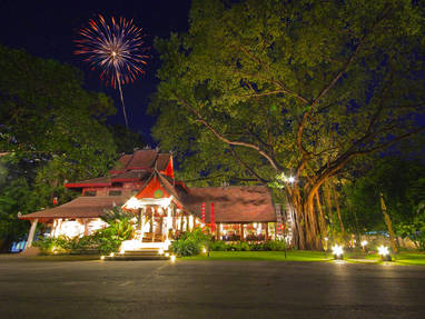 Vooraanzicht in het donker bij Yaang Come Village bij Chiang Mai, Thailand