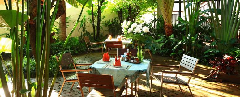 Terras in de tropische tuin IuDia on the River in Ayuthaya, Thailand