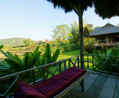 Bank op veranda bij Lisu Lodge nabij Chiang Mai