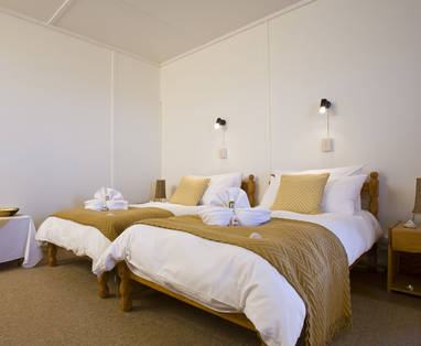 slaapkamer bij Terrace Bay Camp in Namibië