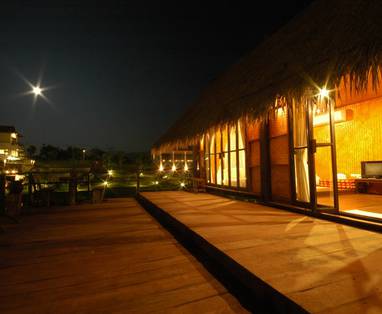 Balkon in het donker bij Phu Na Come Resort, Isaan regio, Thailand