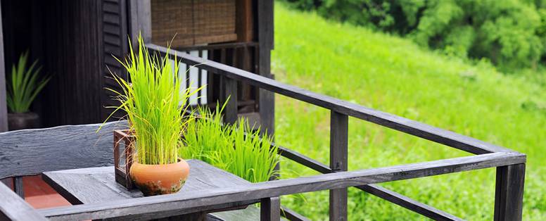 Balkon met uitzicht op de rijstvelden bij Phu Na Come Resort, Isaan regio, Thailand