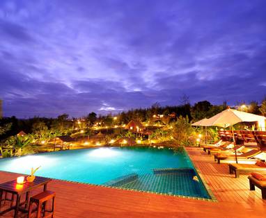 Zoutwaterzwembad in het donker bij Phu Na Come Resort, Isaan regio, Thailand