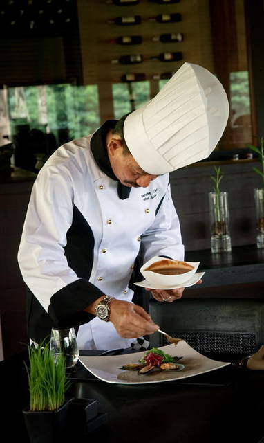 Chef in het restaurant bij Muthi Maya in de Isaan regio van Thailand