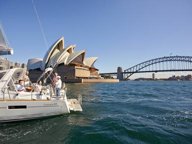 Zeiljacht voor de Sydney Opera House