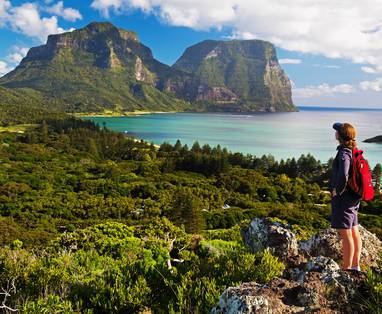 vrouw wandelt op Lord Howe Island