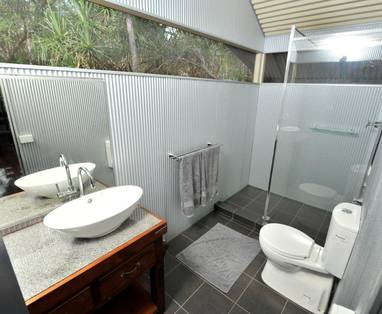 davidsons_safaris_CabinDeluxeEnsuite_AUS2280