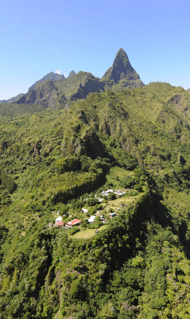 montagne_mafate_-_CREDIT_IRT_-_serge_gelabert_dts_12_2014__3_