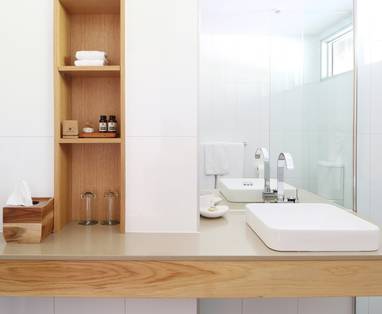 Royal_Mail_Hotel__Dunkeld_AU._Deluxe_Room_Bathroom_lr