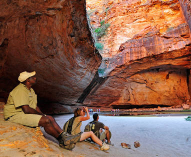 Australia_WA_Kimberley_Bungle_Bungles_Guide_sitting_with_passengers_in_Cathedral_Gorg
