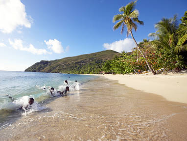 100544_Fijian_children_playing_in_the_surf