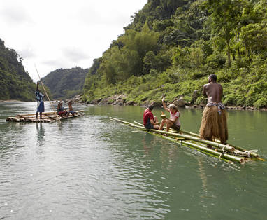 Mensen die aan het raften zijn door Raiwaqa village in Fiji.