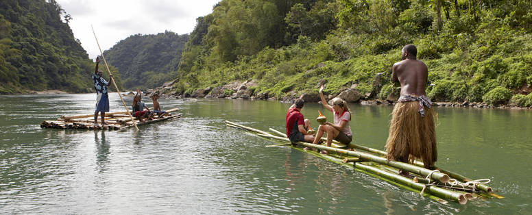 Mensen die aan het raften zijn door Raiwaqa village in Fiji. 