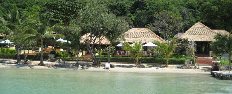 Vooraanzicht bij Le Vimarn Cottages op Koh Samet in Thailand