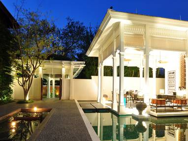 entree van het hotel  137 Pillars House in Chiang Mai