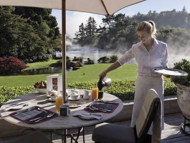 Outdoor-dining-on-main-terrace_RotatorHome.635482124274470721