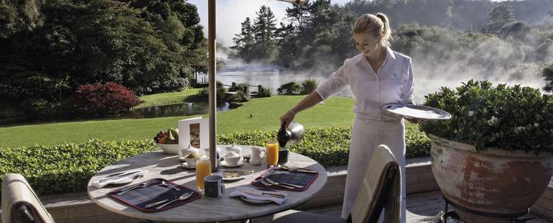 Outdoor-dining-on-main-terrace_RotatorHome.635482124274470721