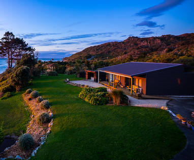 Annex_building_Breakers_overlooking_Tasman_Sea_on_sunset
