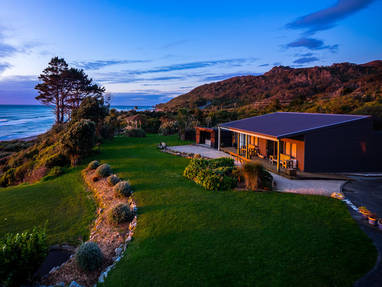 Annex_building_Breakers_overlooking_Tasman_Sea_on_sunset