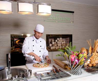 Silk_Path_Hotel_Hanoi_-_Pizza_oven_at_Bellissimo_restaurant_2