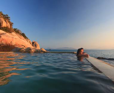 975x660_21_water_villa_pool2