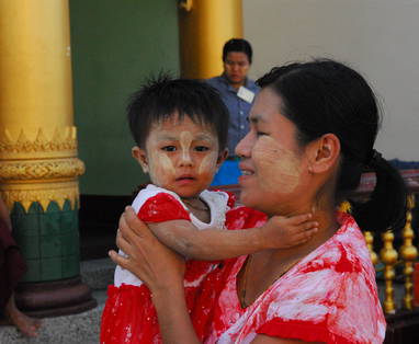 MB_138_Yangon_Schwedagon_mensen