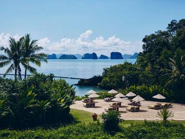 Strand met uitzicht bij Six Senses Yao Noi op Koh Yao Noi