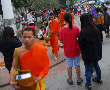 MB_028_Luang_Prabang_Alms_offering