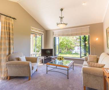 hamilton-shoreline-villa-lounge