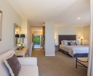 shoreline-suite-entrance