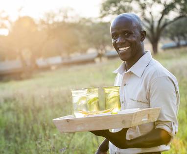 Vriendelijk personeel bij je lodge in de Serengeti