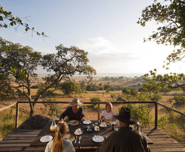 Ontbijten met uitzicht bij Serengeti Lamai