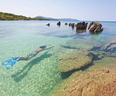 N_Nkwichi_-_snorkelling_in_Lake_Niassa