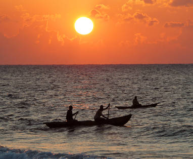 Twee vissersbootjes met een ondergaande zon in Lake Malawi.