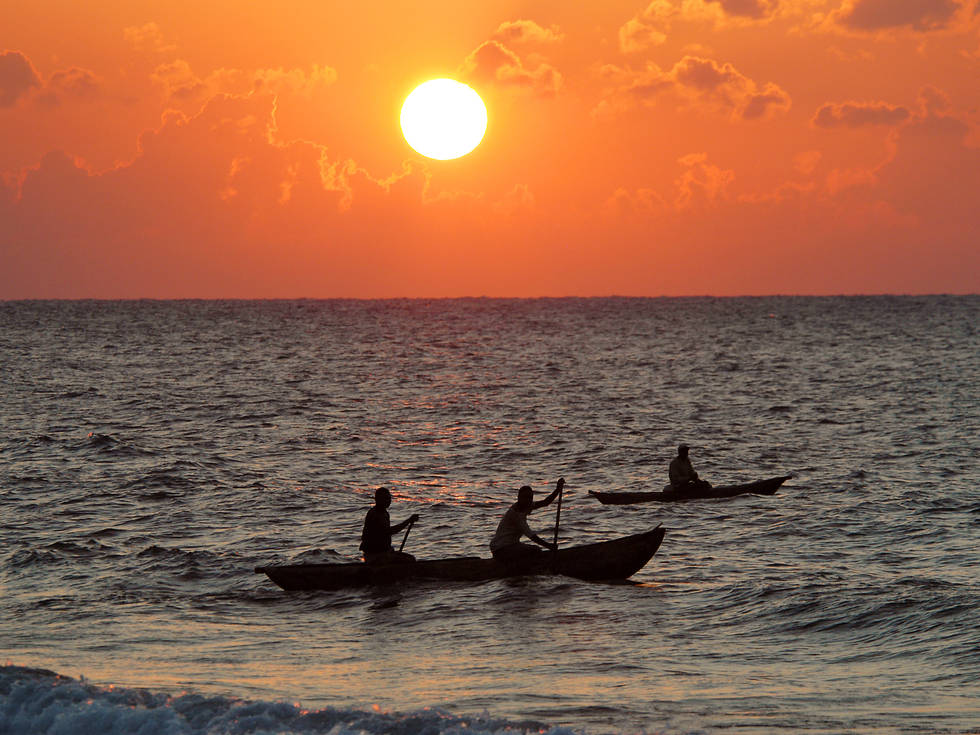 Twee vissersbootjes met een ondergaande zon in Lake Malawi.
