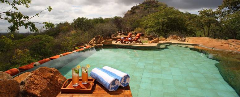 zwembad  bij elsa's kopje in kenia