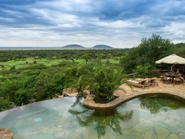 Zwembad met uitzicht bij Ol Donyo Lodge in Kenia